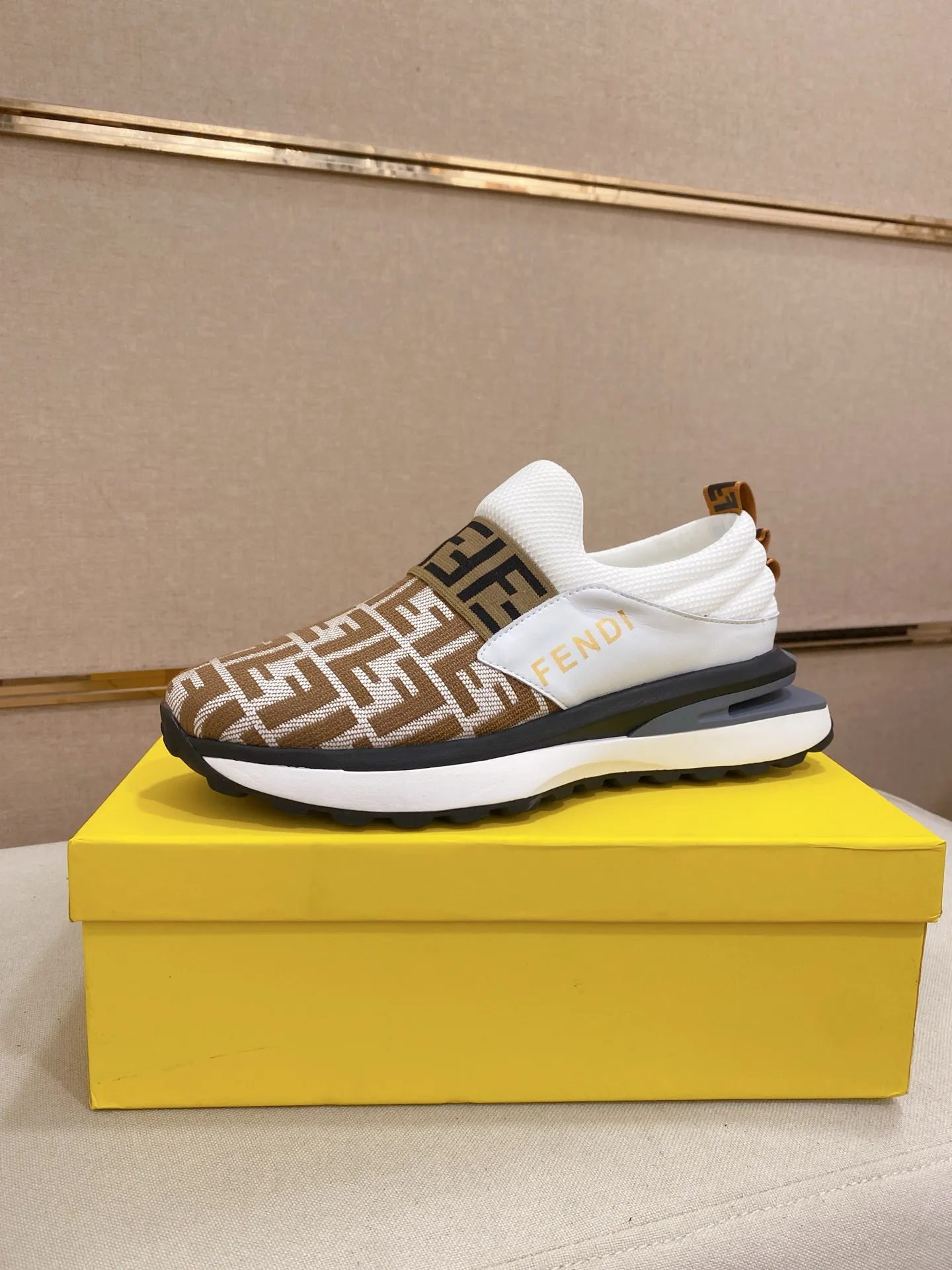 Men's shoes 💰 462💰 (FENDI) New style 👊🏻 upper 🇮🇹 imported cowhide fabric 🇩🇪 lining imported sheepskin lining. The original outsole is molded to highlight the identity of every man, and the upper foot is stable and stable🚶🏻🚶🏻The high-end custom counters reproduce the original version📯No matter the wind or rain, the shoe last remains unchanged and can withstand the verification of time🔍️,🔵 Size: 38-44 (45 is custom-made and cannot be returned or exchanged